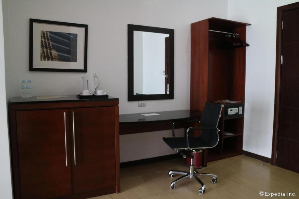 Avenue Suites Баколод Экстерьер фото