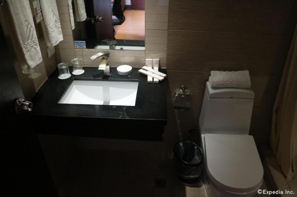 Avenue Suites Баколод Экстерьер фото
