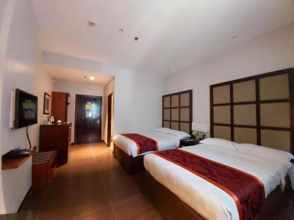 Avenue Suites Баколод Экстерьер фото