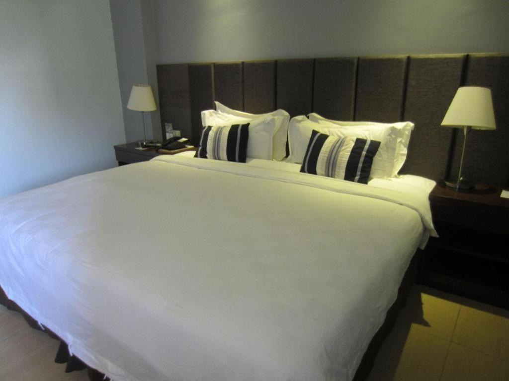 Avenue Suites Баколод Экстерьер фото