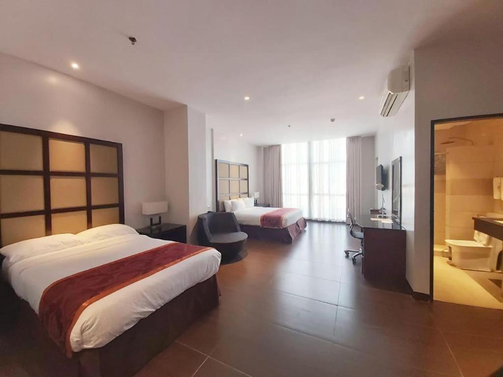 Avenue Suites Баколод Экстерьер фото