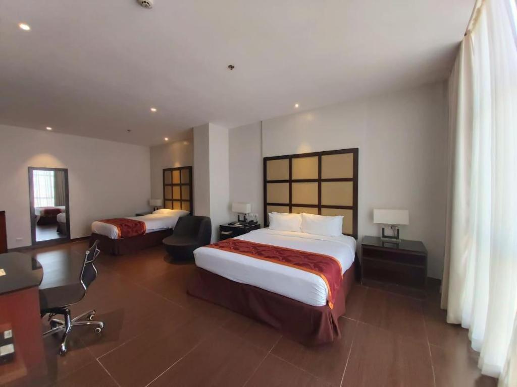Avenue Suites Баколод Экстерьер фото